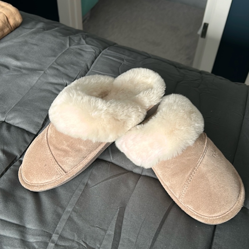 Women’s Nuknuuk Slippers size 6